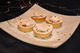 This yummy mince pie recipe is a Christmas must have dessert.  Served cold or warm it always tastes great.